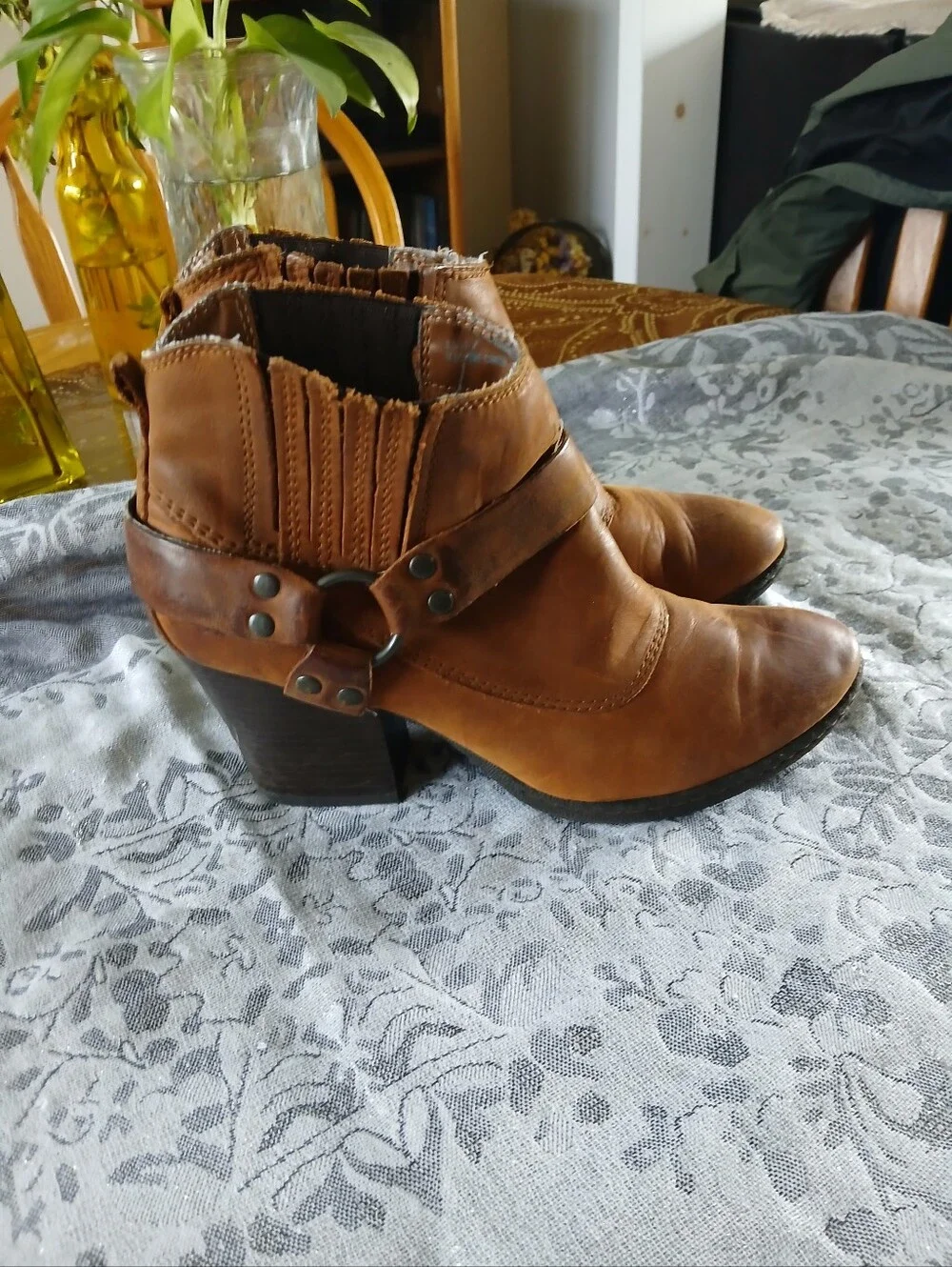 boc Women's Size 8.5 Cognac Brown Leather Ankle Booties with Decorative Ring